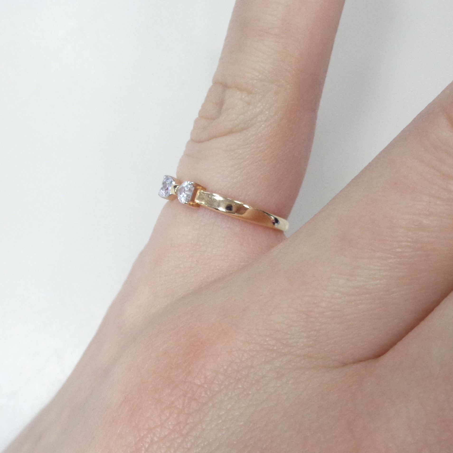 Золотое кольцо 585 пробы; родий; вставки 2 Фианит бесцв.;